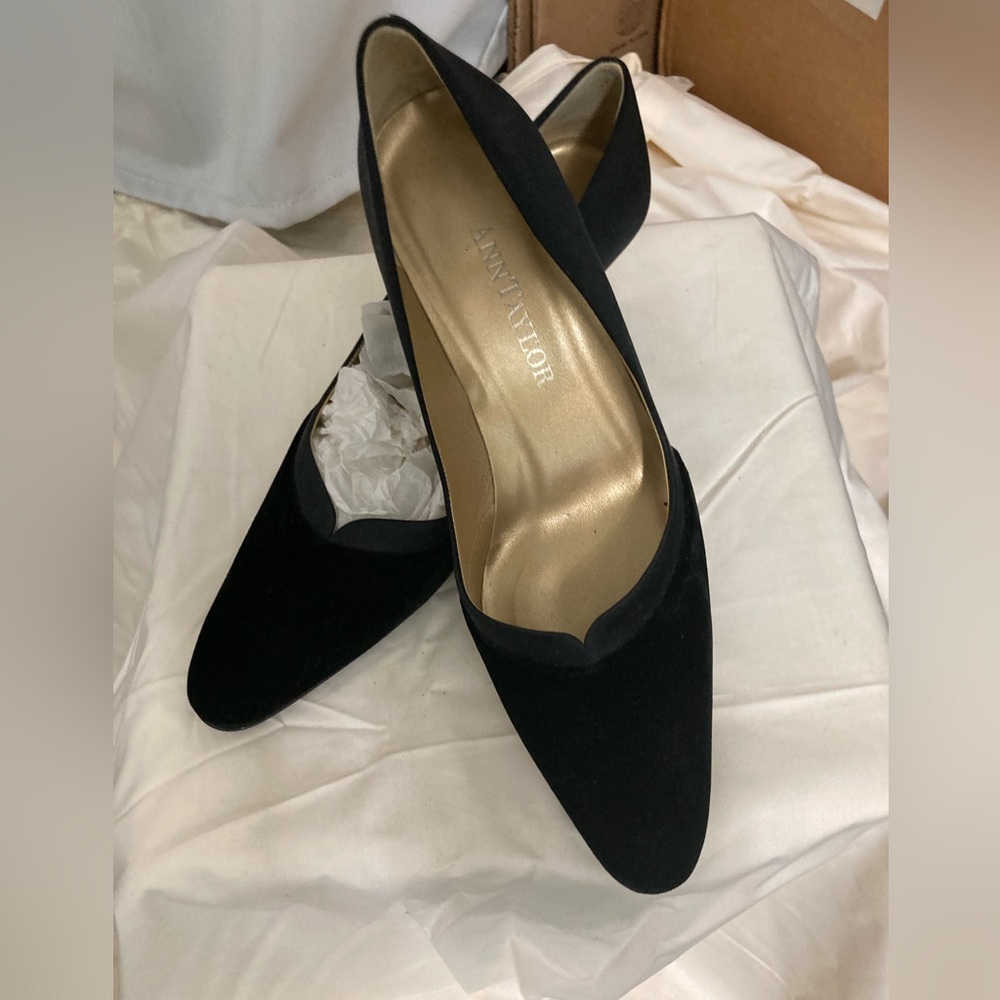 ANN TAYLOR Velvet & Satin Pumps 7M  Black NWOT